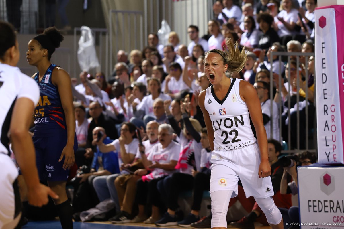 ASVEL_Feminin's tweet photo. 🖤 JULIE 
@JulieAllemand a rejoint cette semaine @TheBelgianCats pour la préparation de l'Euro 2019. Elle a réalisé une nouvelle saison lyonnaise exceptionnelle, couronnée par une place dans le cinq majeur @basketlfb et un titre de championne de France 🤩
#ASVElles #Kobe https://t.co/H3MLu3xf4c