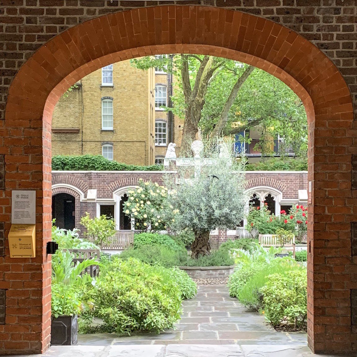 aladyinlondon's tweet image. London’s Clerkenwell has pretty secret gardens 💚