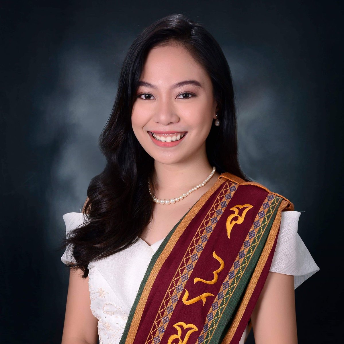 irisGrestobar's tweet photo. Isa pang masigabong palakpakan para kay @lyndelnovencido sa kanyang pagtatapos ng kolehiyo, kami ay lubos na nagagalak para sa iyo at sanay makahanap ka na ng trabaho para kami naman ang iyong mapainom. 🍻 🎊 👩‍🎓 https://t.co/9nc34BGELY