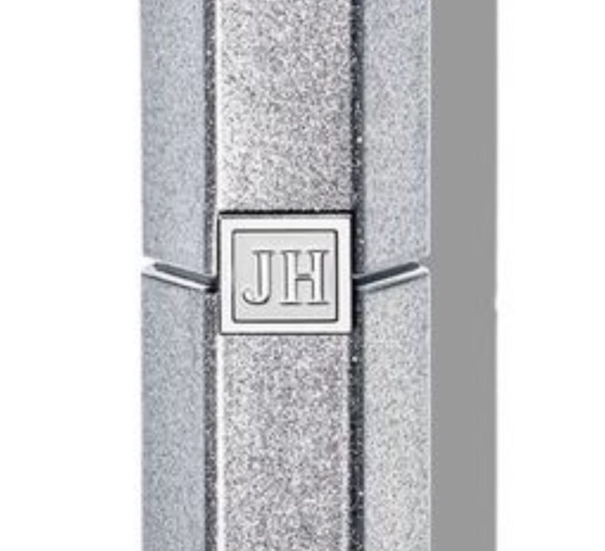 hotspicytea1's tweet photo. OH. And the brush lines logo and theme looks similar as the lipstick. If you did a collab and followed with your OWN line, wouldn’t you change that up? Especially if now the name of the brand is #jaclyncosmetics ? #RECALLJACLYNCOSMETICS #jaclyncosmeticsrecall #jaclynhill https://t.co/RbX1p7hkL4