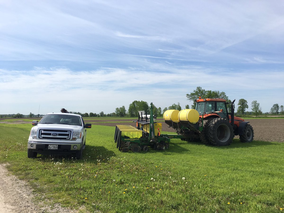 Central_ON_FS's tweet photo. The Bringing You What’s Next In Your Field North plot is going in the ground today- should make for an exciting story on planting depth, CHU, planting date and much more!! #BYWN19 #FSPinthefield #FSproud https://t.co/oIU941xNNI