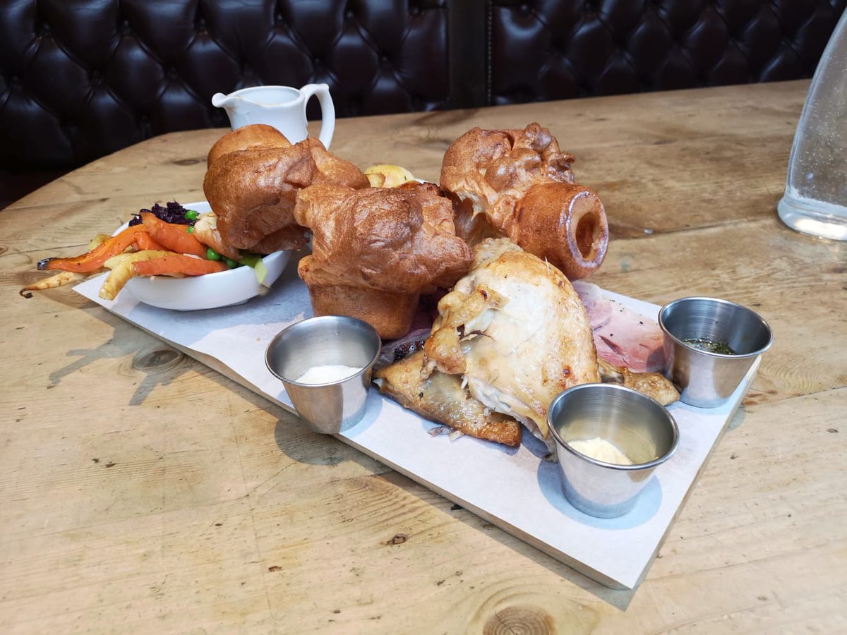 Treat dad to a Sunday roast this fathers day! Call now to book a table for #FathersDay2019 #sw6 #pub #food #beer