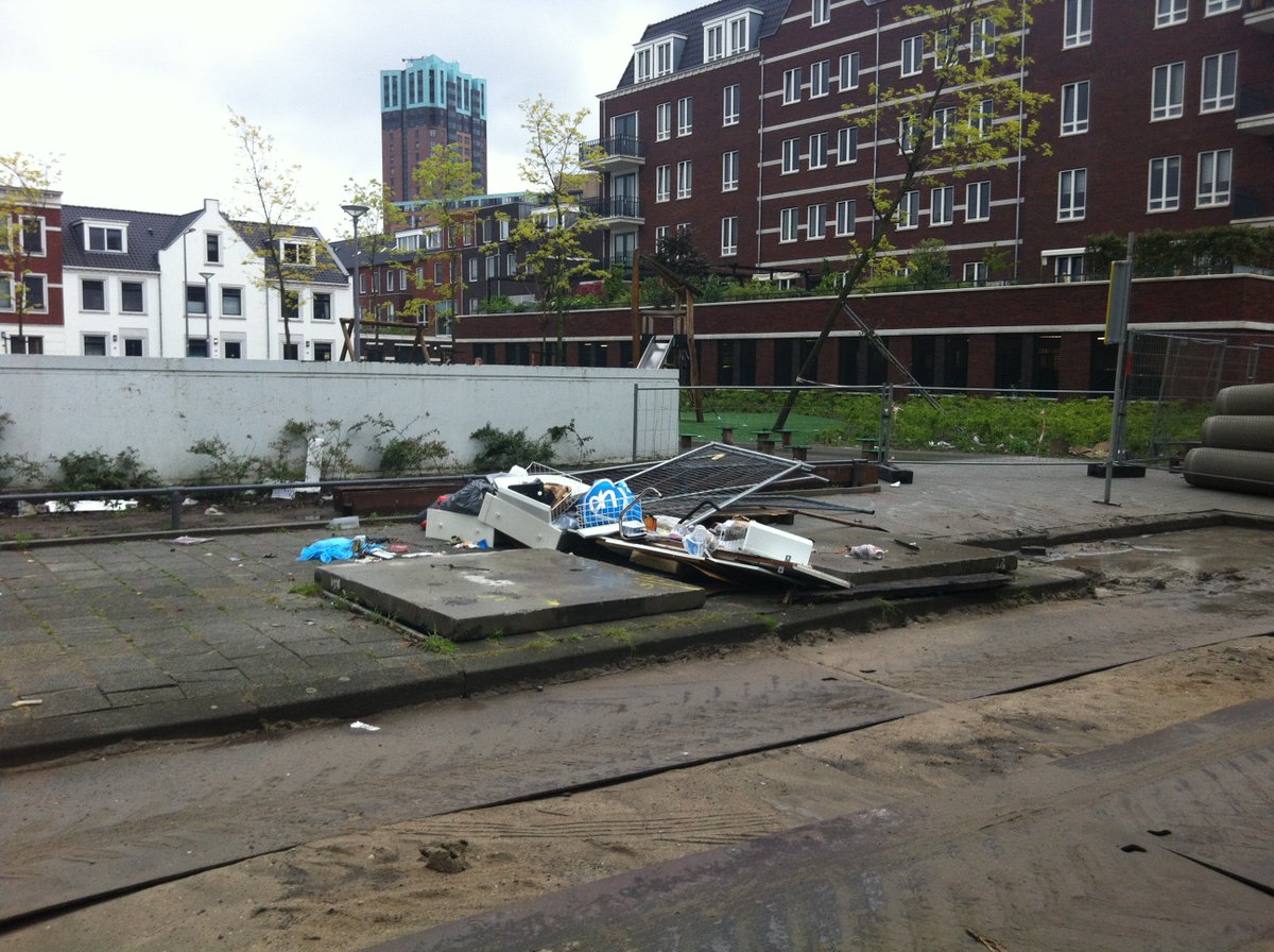 Koeweide1's tweet photo. niet te geloven .... Berkelplein en Boerschaplaan (stoelen). En dat terwijl op Boerschaplaan een grofvuil container staat! @Stadsbeheer010 https://t.co/Khaz6bI9KU