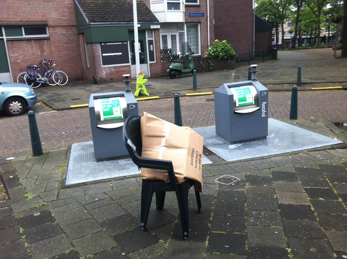 Koeweide1's tweet photo. niet te geloven .... Berkelplein en Boerschaplaan (stoelen). En dat terwijl op Boerschaplaan een grofvuil container staat! @Stadsbeheer010 https://t.co/Khaz6bI9KU