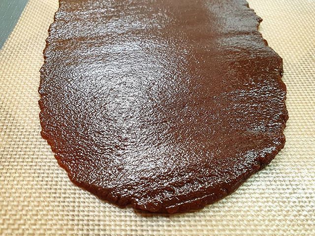 Williams pears, cooked at 60c for three months, drained of juice and passed through a sieve. Drying now to make a thicker paste. 🍐🍐🍐🍐🍐🍐🍐🍐
#blanchandshock #camberwell #southlondon #artichokemews #enzymes #blackenedfruit #incubator bit.ly/2wQQAhk