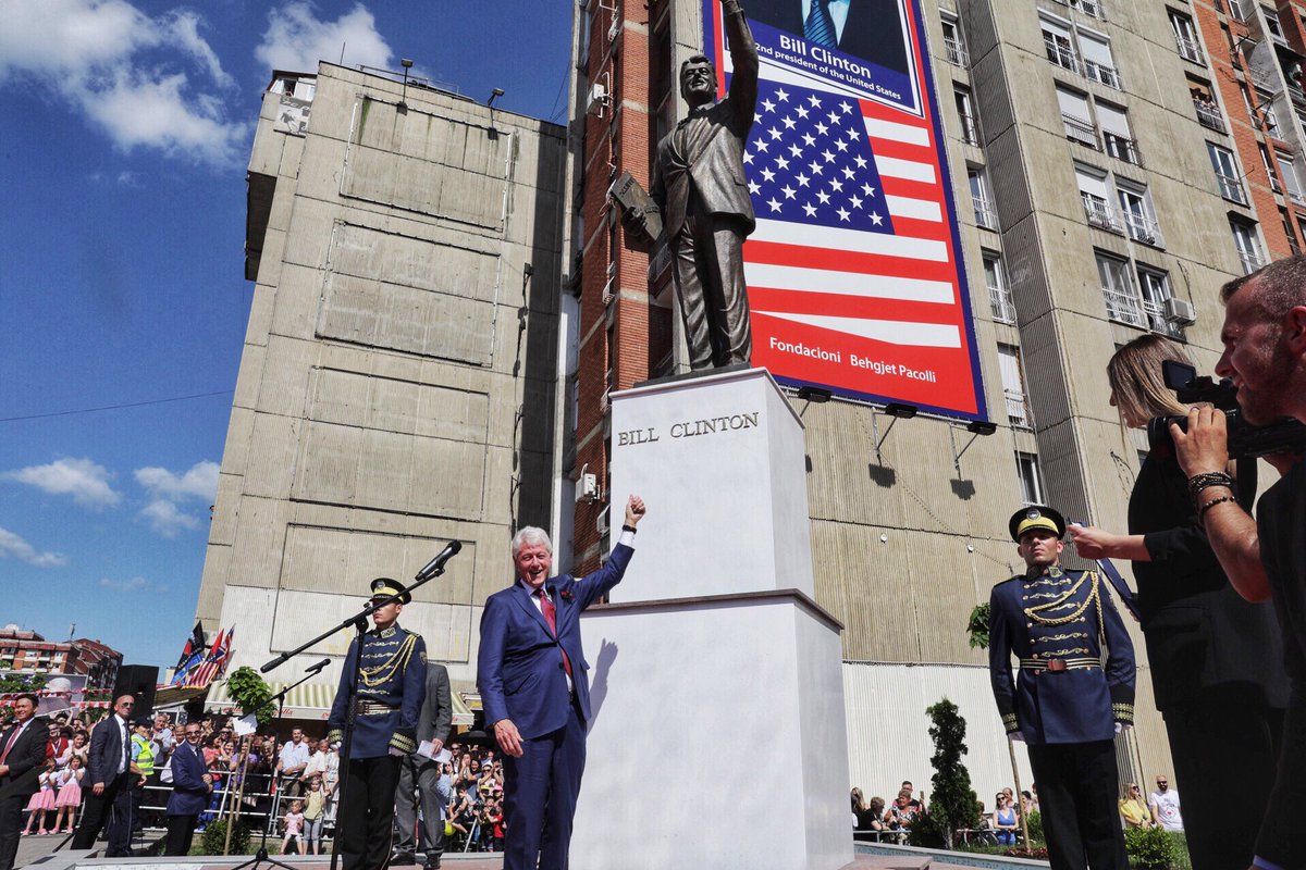 Valerie Plesch ar Twitter: “Bill Clinton visits the Bill Clinton statue on Bill  Clinton Boulevard in #Prishtina during his visit to #Kosovo on the 20th  anniversary of the end of the war. @