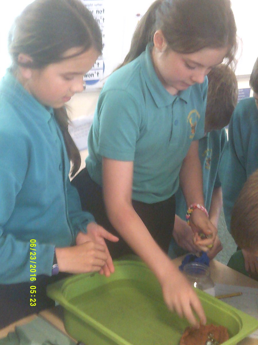 ClaveringTS27's tweet photo. #5JB In Science, we have been learning about upthrust. Our challenge was to create a boat that would float and could hold the most marbles. https://t.co/06oFEZCymm