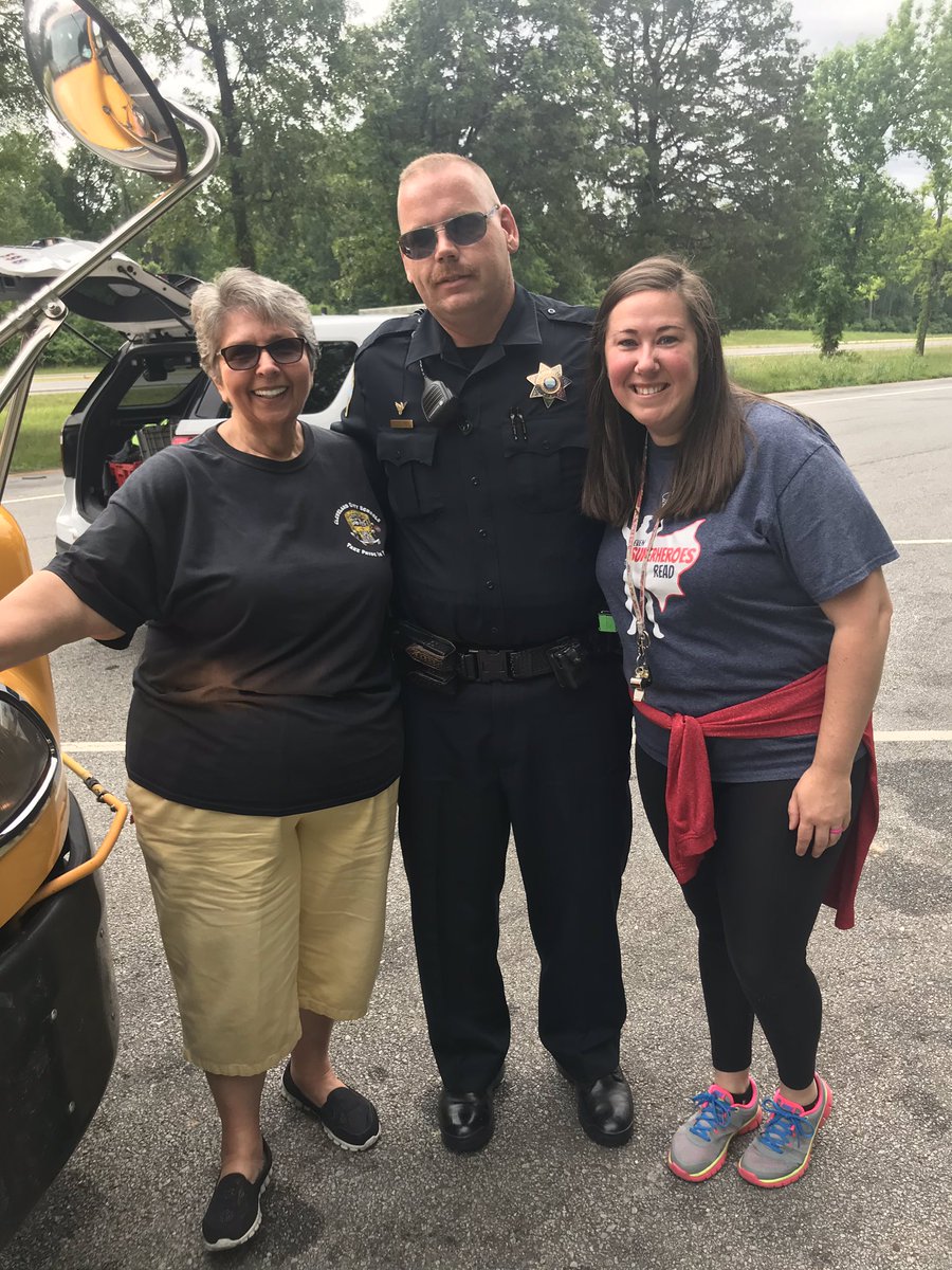 BolandFuller's tweet photo. Shoutout to Officer Dewey who saved the day!! R2BR field trip. All is well!!!! @MrsCoachBaird @Stuartbulldogs @clevecityschool @hcsotn https://t.co/9EHPvx9NJS