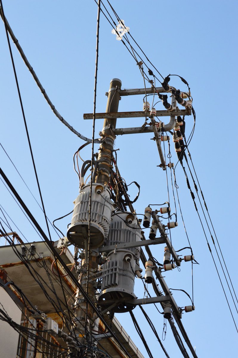 融資枠 A Twitteren 3台変圧器 トリトラ 3トラ 古い都市型配電で変圧器が3台固定されてる装柱 主に駅前や商店街で見かけられるが こういった場所は地中化され無電柱化されてる事が多い為 現存数はそれなりに限られてる 電柱とその他 電柱用語