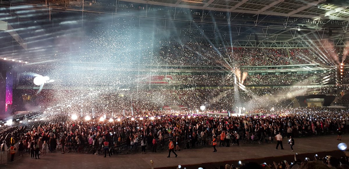 Donnie_BTS's tweet photo. There's no feeling like this...😍 So proud!
#BTS #wembleystadium #btsworldtour #ARMY https://t.co/vfk4cPdPW4