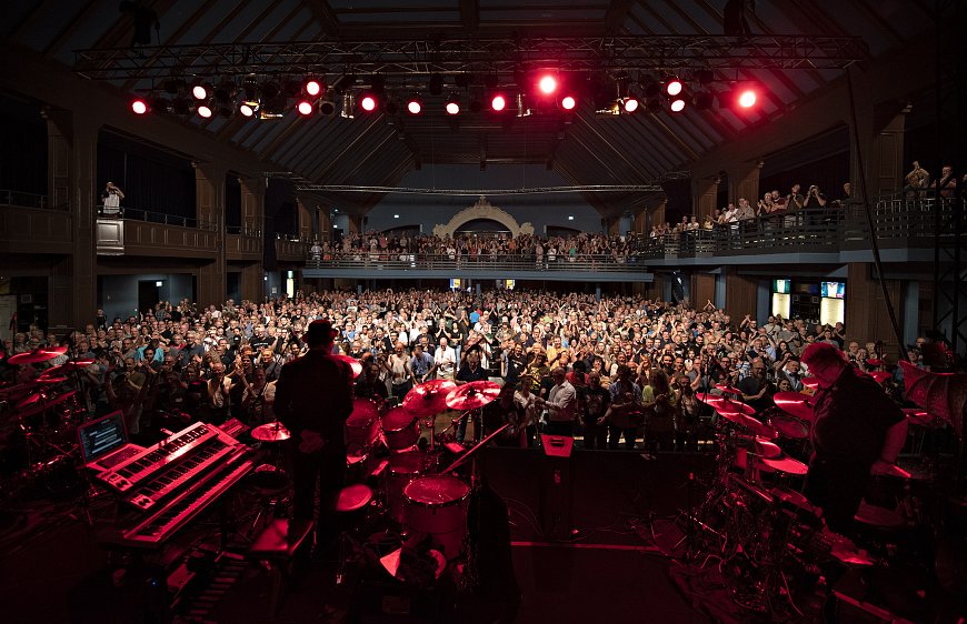 DGMHQ's tweet image. Tony Levin has uploaded photos from the first night of the tour on his road diary. Contains setlist spoiler! 
tonylevin.com/road-diaries/k…