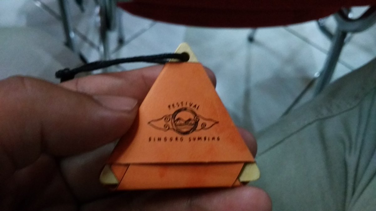 CharisFu's tweet photo. bukan simbol "anu" ya....ini oleh-oleh keren yang nanti kalian bisa bawa pulang dari #FestivalSindoroSumbing #FSSLestari 😁 https://t.co/xGQsQXtQm0