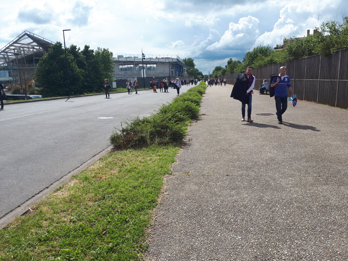 LBreye's tweet image. Le public arrive au #stadeduhainaut Ambiance cool et familiale #ALLESP #FIFAWWC