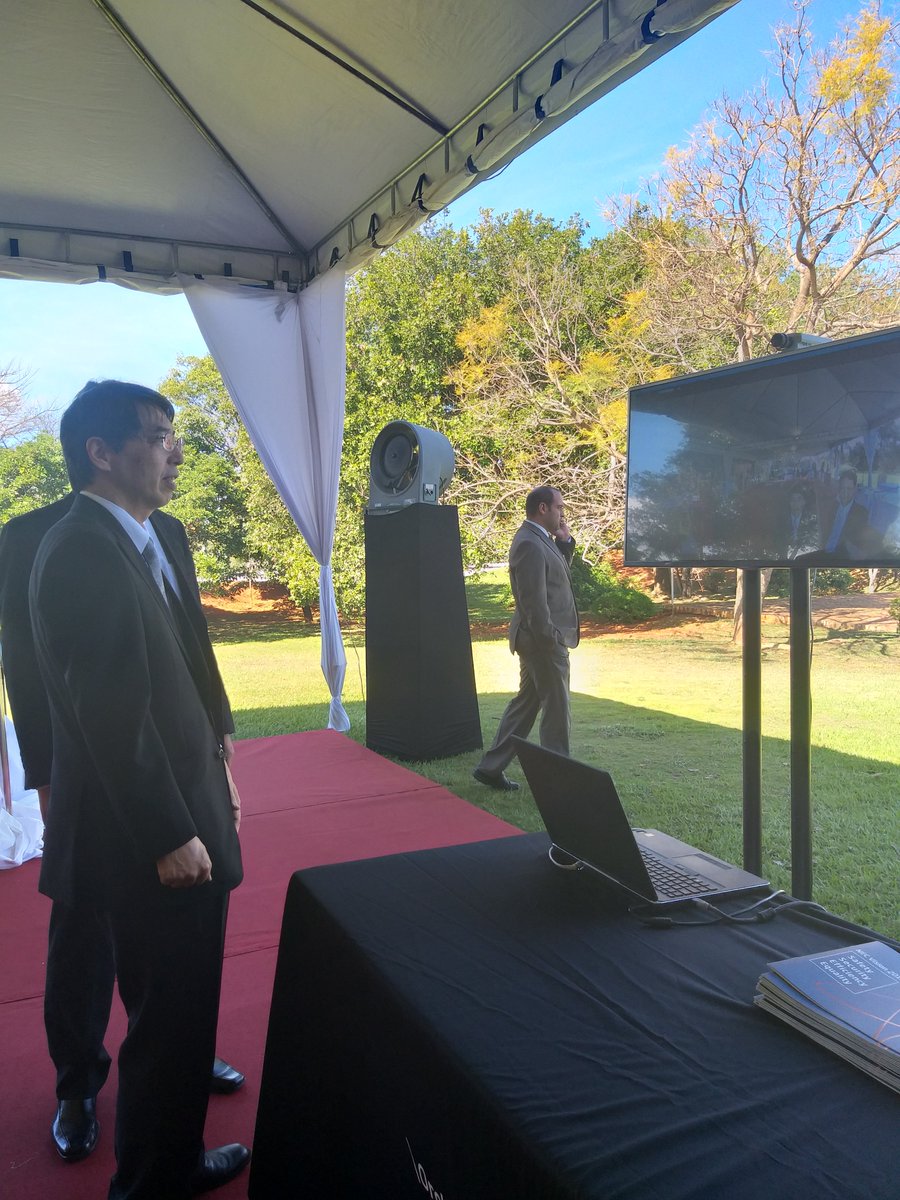 EmbJapao's tweet photo. No evento de hoje temos as grandes companhias japonesas @NEC_corp e @nacaomitsubishi mostrando ao público alguns de seus melhores produtos. #Pajero #fieldanalytics https://t.co/NjZarp2ARz