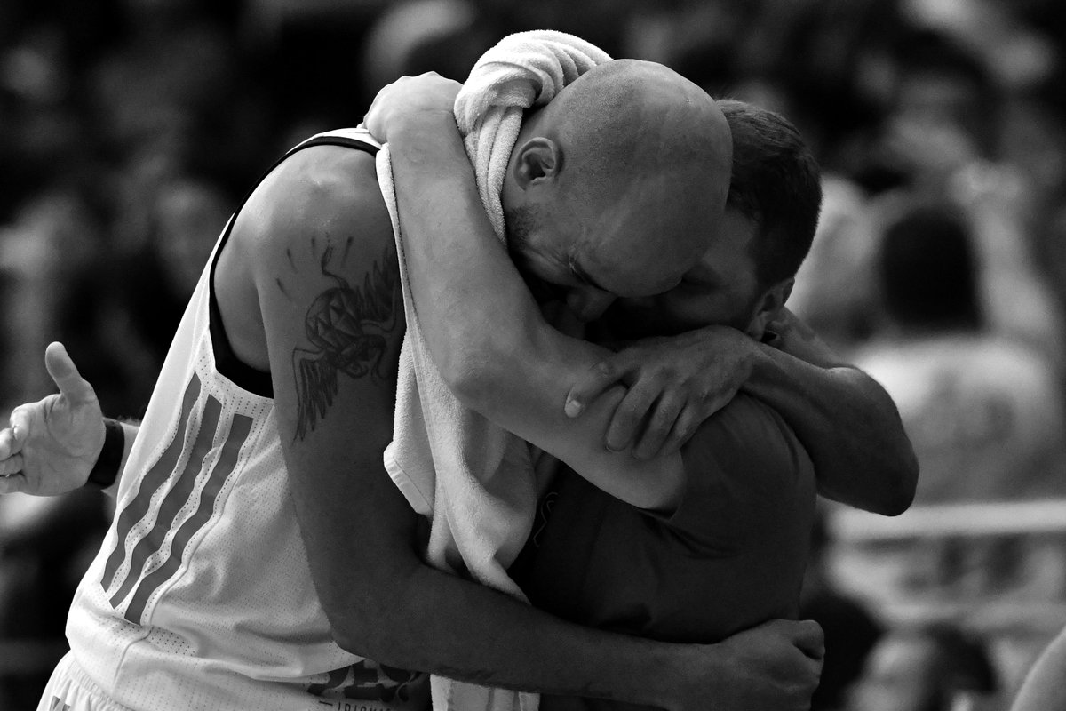 TimeFlamengo's tweet photo. Na dividida ganha quem tem união! Isso é Flamengo! 🏆❤️🖤#ReisDaQuadra #TimeDeTradição
📸: João Pires/LNB https://t.co/rOfCl4IUNw