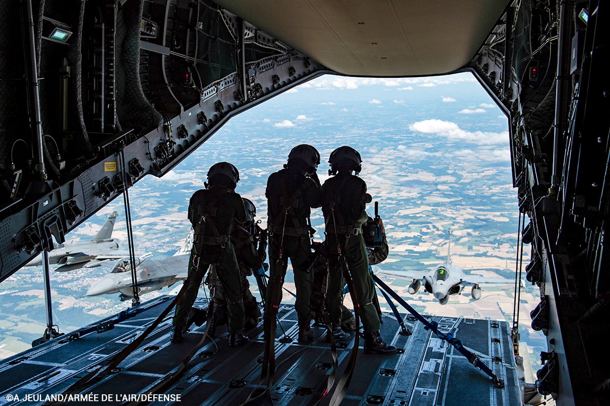 EscadronsChasse's tweet photo. #NTM19 Photo shoot.
#F16 #Esq301 #Jaguares #Rafale #30thFW #30EC https://t.co/VdySmQ54bF