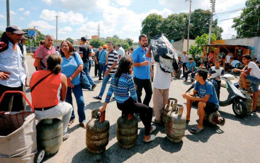 hcapriles's tweet photo. #12Jun Por donde mire el país es un caos. Colas y protestas por gasolina, protestas por falta de gas doméstico, en Zulia sectores siguen sin luz, ¡el país PARALIZADO por el desastre madurista! 

Solidario con nuestra gente víctima de estos usurpadores #VzlaSinServiciosPúblicos https://t.co/13Nt8xmQUi