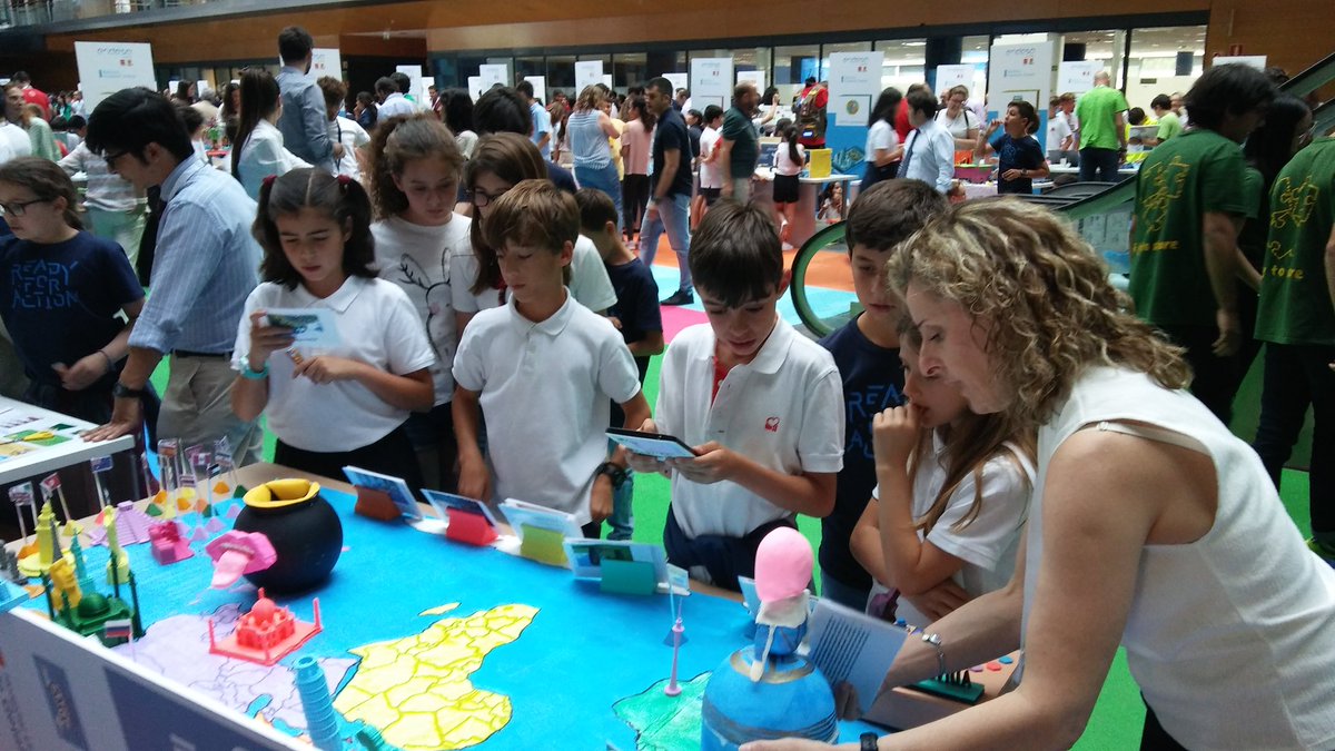 ahsaeddatsur's tweet photo. Haciendo la #geografía divertida en @RetoTech #RetoTech con #AulasHospitalarias #Retoviaje #aprendemoshaciendo @PilarSegurado https://t.co/ZQn1siK8aw