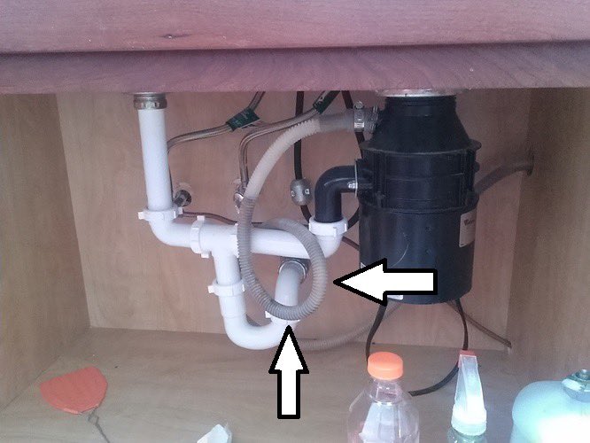 weinspectchi's tweet photo. The dishwasher drain line should be clipped to the underside of the counter. Backed up water inside is visible. It should also have its own drain pipe; not draining into the disposal.
#homeinspection #weinspect #chicagorealestate #homebuyer #homeinspector #inspections #realestate https://t.co/23sQcAVNXE