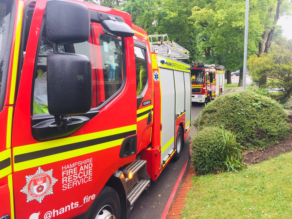 GW on 02P7 &amp; 02P5 assisted police in trying to rescue some ducklings from a drain by the <a href="/RushmoorCouncil/">Rushmoor Council</a> buildings. 3 ducklings rescued and waiting to be reunited with their mother. Well done to the police and council workers involved 👏