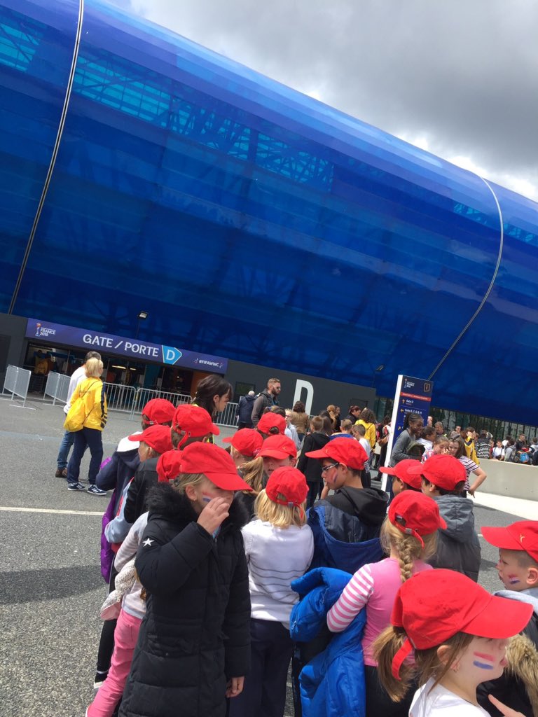 De retour du Havre où les élèves de l école ont pu voir un match de football international ! L occasion unique de vivre l ambiance du stade et d encourager deux équipes féminines de niveau mondial. #CoupeDuMonde #generation2024