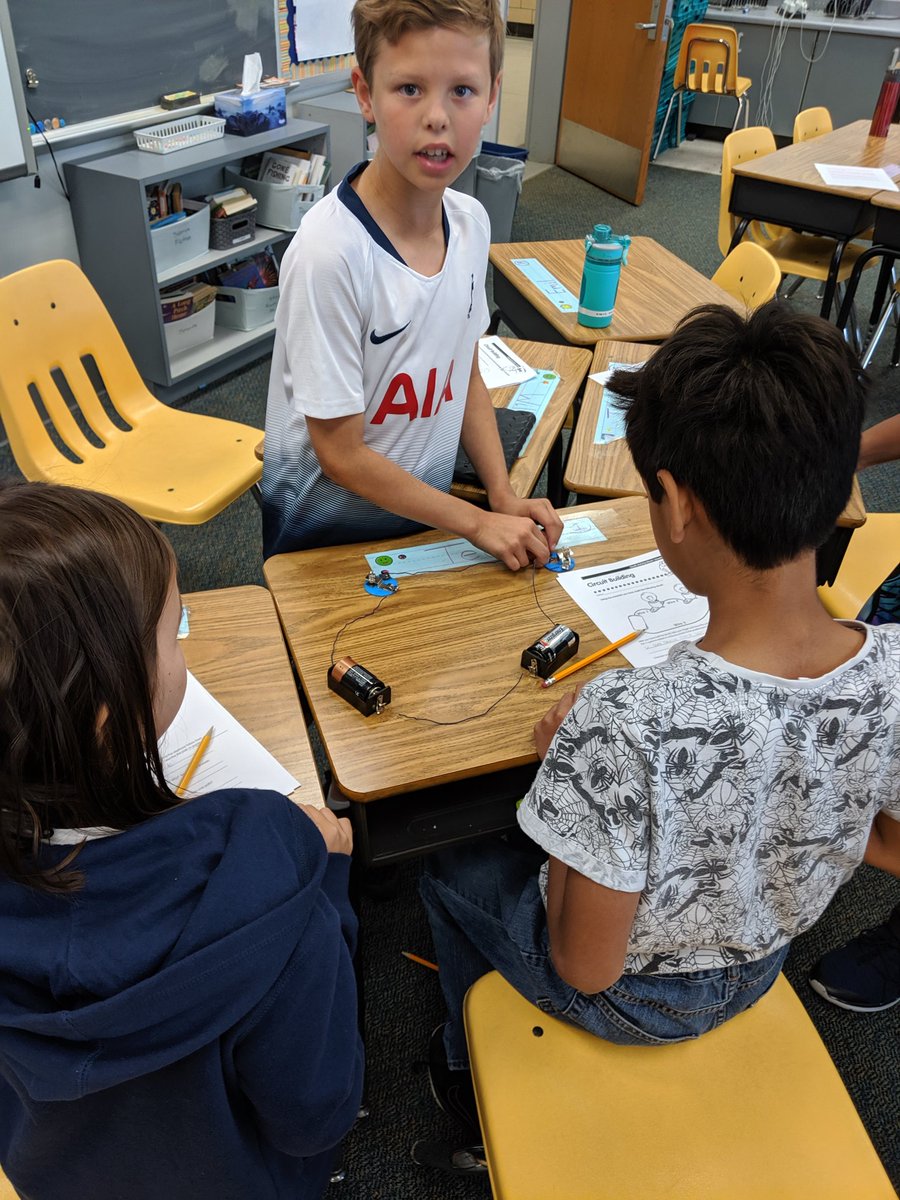 ATS_4thGrade's tweet photo. 4th graders explore series vs parallel circuits today @APS_ATS @APSscience #ATSlearns https://t.co/FdJ3AyB0fW