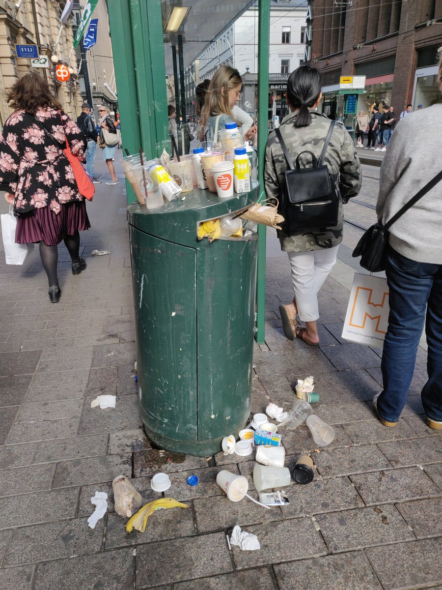 ulanruus's tweet photo. @hsy_fi Kannattaisiko roskisten tyhjennysväliä vähän tiivistää? #myhelsinki https://t.co/SR7I1Oiuor