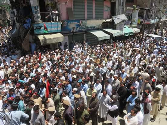 A huge protest in Dir upper against Zardari arrest , it was the first huge protest in the history of Dir upper 
<a href="/MediaCellPPP/">PPP</a> <a href="/BakhtawarBZ/">Bakhtawar B-Zardari</a> <a href="/BBhuttoZardari/">Bilawal Bhutto Zardari</a>