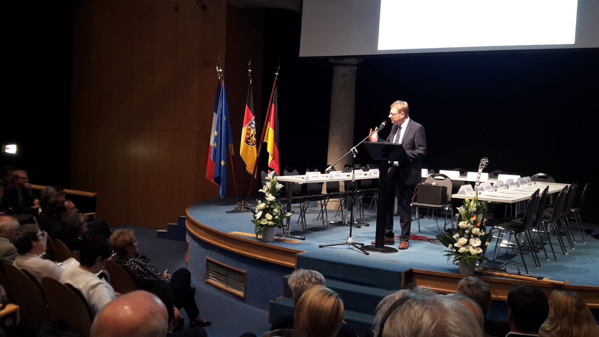 Eurodistrict (@saarmoselle) on Twitter photo Signature de la convention sanitaire #MOSAR le 12 Juin 2019. Elle vise à faciliter les relations sanitaires franco-allemandes pour les habitants de la région transfrontalière. #Urgencesneurochirurgicales ou #cardiologique
<a href="/ars_grand_est/">ARS Grand Est</a> <a href="/saarland_de/">Das Saarland</a> <a href="/thomasgebhart/">Thomas Gebhart MdB</a> Signature de la convention sanitaire #MOSAR le 12 Juin 2019. Elle vise à faciliter les relations sanitaires franco-allemandes pour les habitants de la région transfrontalière. #Urgencesneurochirurgicales ou #cardiologique
<a href="/ars_grand_est/">ARS Grand Est</a> <a href="/saarland_de/">Das Saarland</a> <a href="/thomasgebhart/">Thomas Gebhart MdB</a>