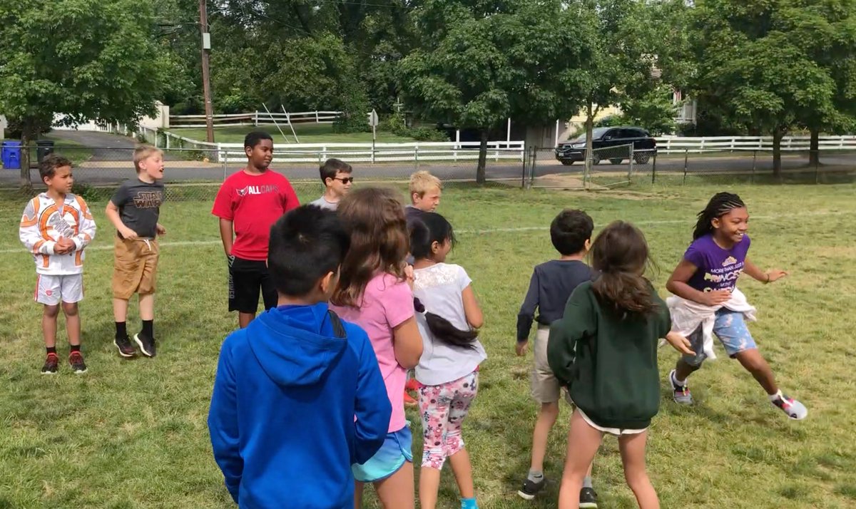 mothsrcuull's tweet photo. Action shot! 3rd graders had a blast playing "Cut the Cake" outside @feierabendmusic #OhWhatABeautifulMorning #TuBeArtful #ATSlearns https://t.co/TBoHugq9ZM