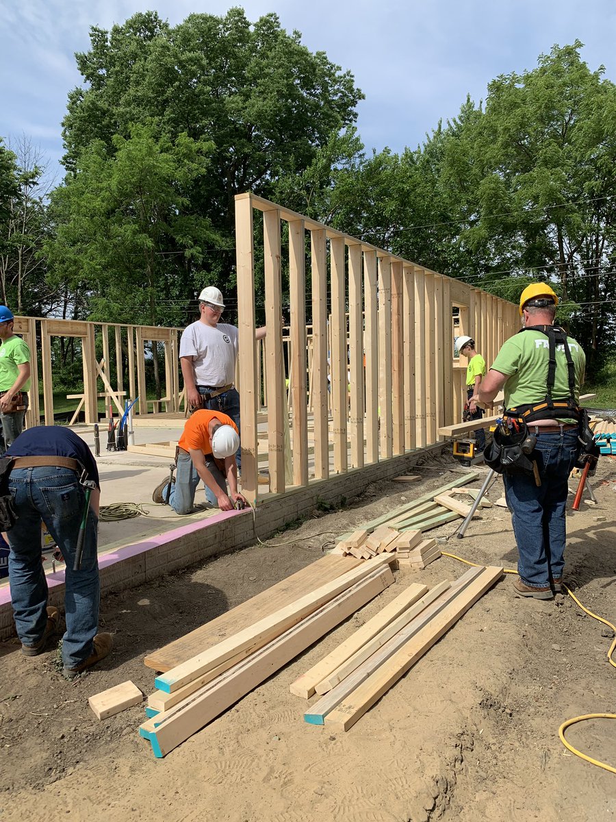 ECCA_EFE's tweet photo. Starting to look like a house! @EFE330 @CurryTechTrain @HFHChampaign https://t.co/WsfvkI4AWe