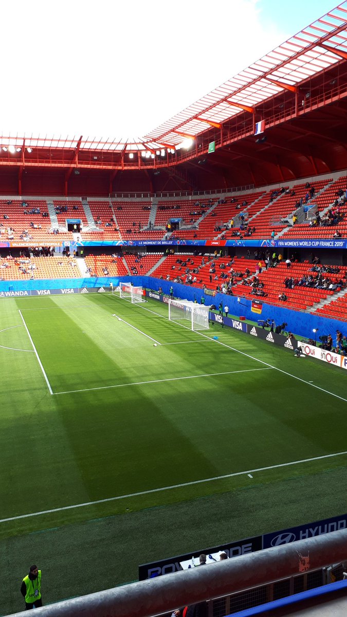 LBreye's tweet image. Dans une heure, les gradins du #stadeduhainaut devraient être pleins pour #ALLESP #FIFAWWC #Valenciennes