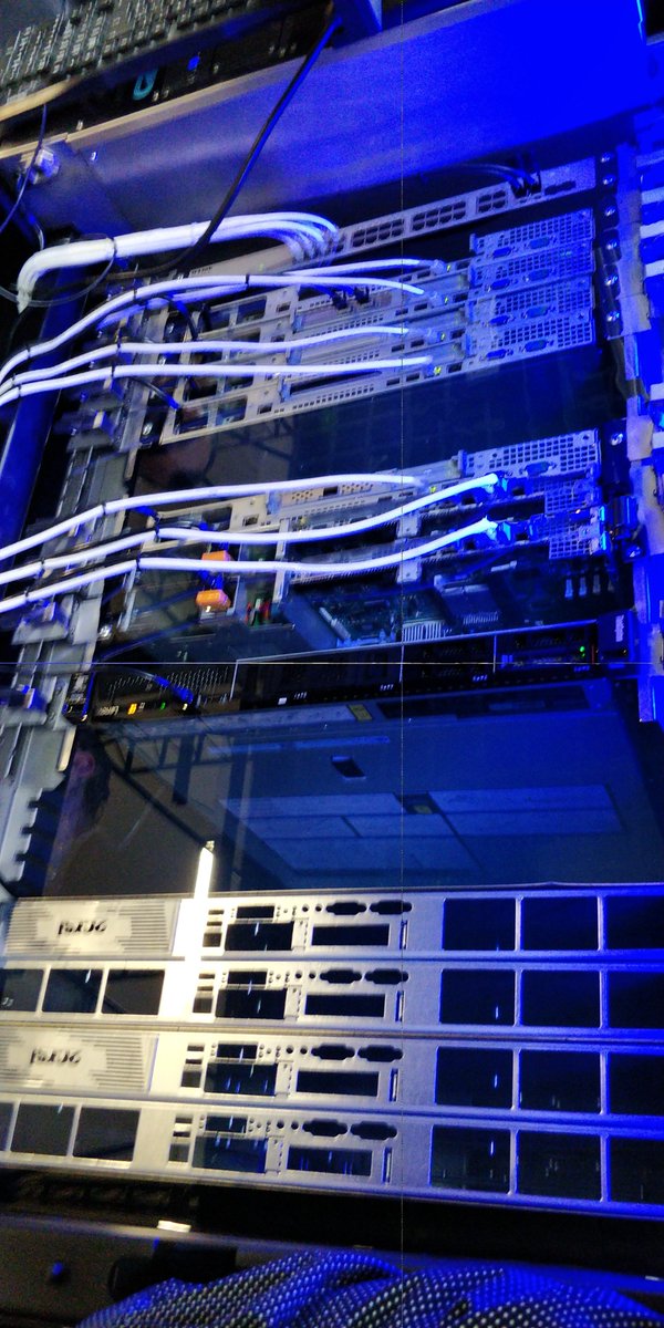 Intellique's tweet photo. #Teratec2019 la piscine à serveurs! L'immersion des machines semble une tendance forte cette année. https://t.co/P7qLe0cUEi