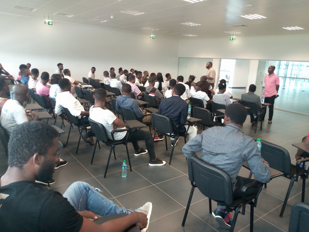 ITNHGE2's tweet photo. El Director Ejecutivo, y el Director Jerente en una reunión con todos los estudiantes del ITNHGE-MONGOMO dando las sabias orientaciones sobre el acto que tenemos mañana en el Instituto  (ITNHGE-MONGOMO ) https://t.co/Od4IuHlYxu