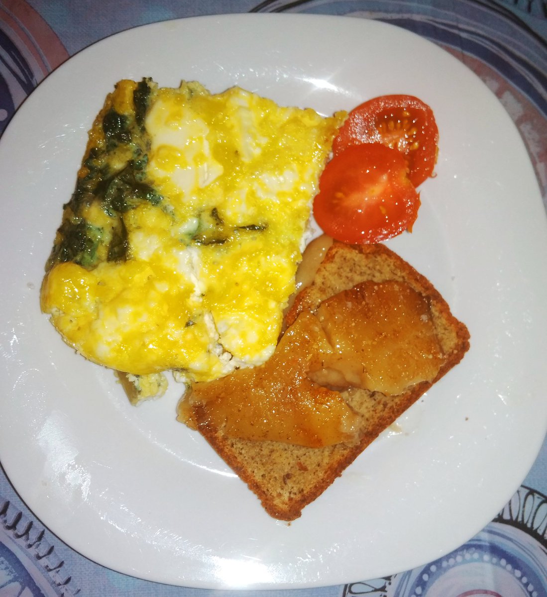 AdrienneOlivier's tweet image. @xeyedmess @Banting7DMP #adminchallenge feed 1 pax for R10,00
Cost-2 meals for 4 people=R13,15 pp. 
R16,45 with yoghurt.We didn&apos;t have yoghurt
Brunch boiled eggs &amp;amp; cherry tomato. 
Dinner-Danish Feta &amp;amp; Spinach Quiche, cherry tomato, a slice of @BantingBLVD Bread with bone marrow.