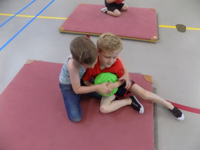 PCBSDeHoekstee's tweet photo. Vanmorgen hebben o.a. de kleuters weer gymles gehad van meester Kenny. Bekijk alle op https://t.co/KRTXECRGDl
#Beerzerveld #Ommen https://t.co/IlLT3Q7ESU