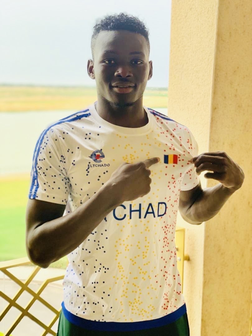 L’attaquant tchadien <a href="/MariusMOfficiel/">Marius Mouandilmadji Officiel</a> du <a href="/FCPorto/">FC Porto</a> 🔵⚪️, après être courtisé par le Cameroun pour la naturalisation, Il a choisi le #Tchad
 💙💛❤️par amour. Et il le prouve encore une fois en choisissant de porter fièrement la couleur du pays via notre marque #Eltchado. Merci 🙏
