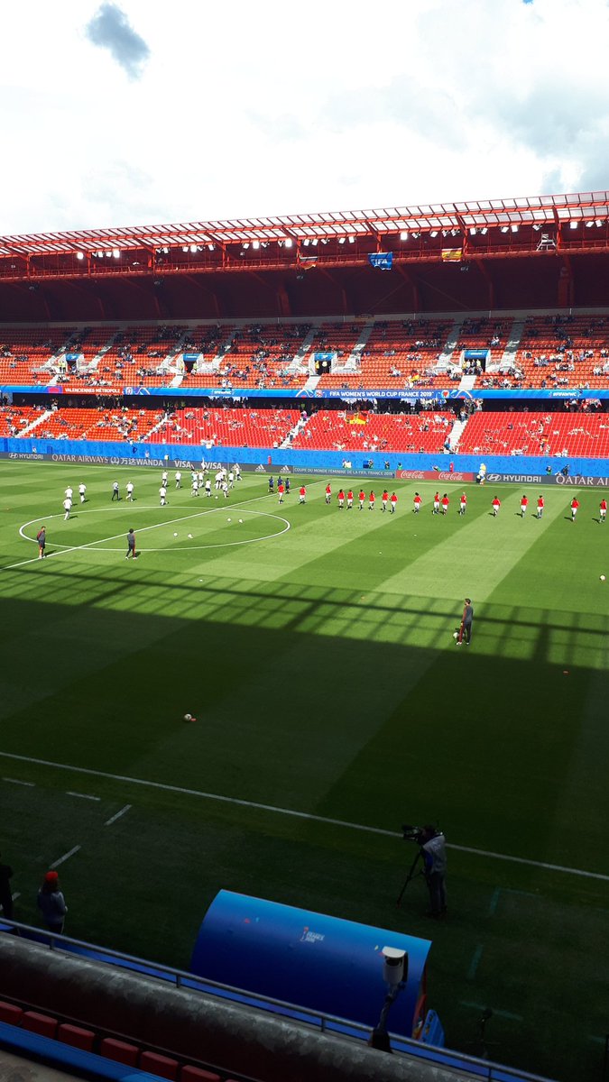 LBreye's tweet image. Ça s'échauffe sur la pelouse du #stadeduhainaut pour #AllemagneEspagne dans moins d'une heure #ALLESP #FIFAWWC #Valenciennes