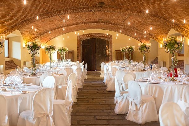FranciasFormal's tweet photo. The average cost for a wedding venue starts at around $5,000 and can go up to $14,000. That is just the venue. Are you getting a good deal on your venue? https://t.co/Il911GImqt