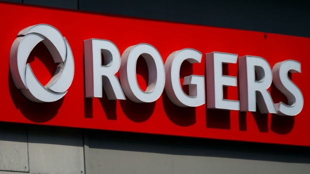 mcken's tweet photo. C’est presque ça: @RogersFR lance des forfaits de données mobiles « illimitées » à 75$ par mois.

‘Illimité’ dans le sens de 10go/mois à pleine vitesse LTE, et les données en extra au ralenti

C’est une semi-victoire. Bell, Telus et Videotron vont devoir réagir #sansfil https://t.co/62TyEn3REm
