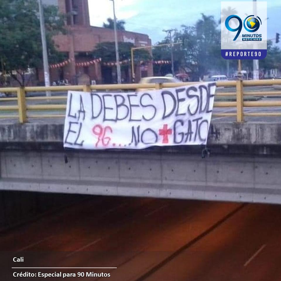 Noti90Minutos's tweet photo. #Reporte90 Por medio de amenazas en carteles colgados en diferentes puentes peatonales de la ciudad de Cali, exigen la salida de Ricardo Pérez, presidente del @AmericadeCali https://t.co/41a4hA4nAO