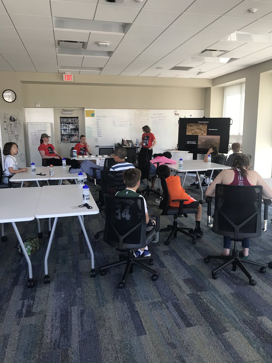 noyceinternsXU's tweet photo. Learning about the colors of mars! #astronomicalastronauts https://t.co/QbsfTuPmvE