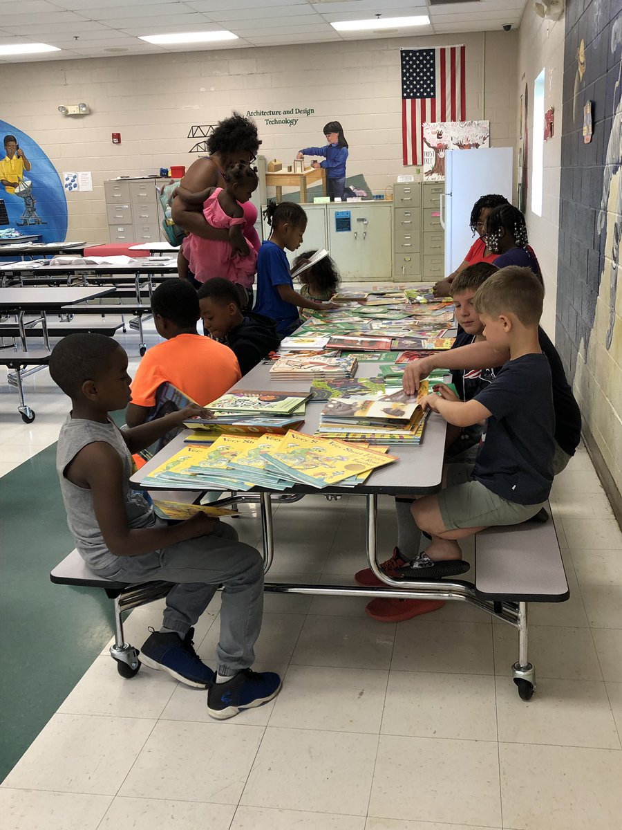 The family that reads together... grows together... #familyengagement #theworldaroundme @ReadtobeReadyTN