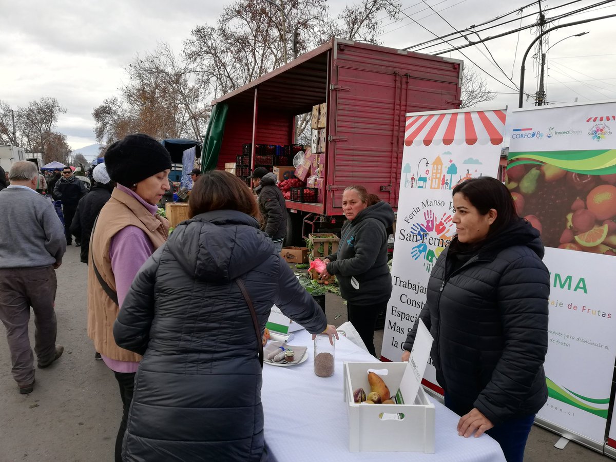 Innovagreencl's tweet photo. Estimada Comunidad... Acá estamos en la Feria de Manso de Velasco dando a conocer a la comunidad nuestros esfuerzos para disminuir los desperdicios de frutas que se generan en la misma feria @CorfoOHiggins #foodwaste #economiacircular https://t.co/Dv04MDV2Zf