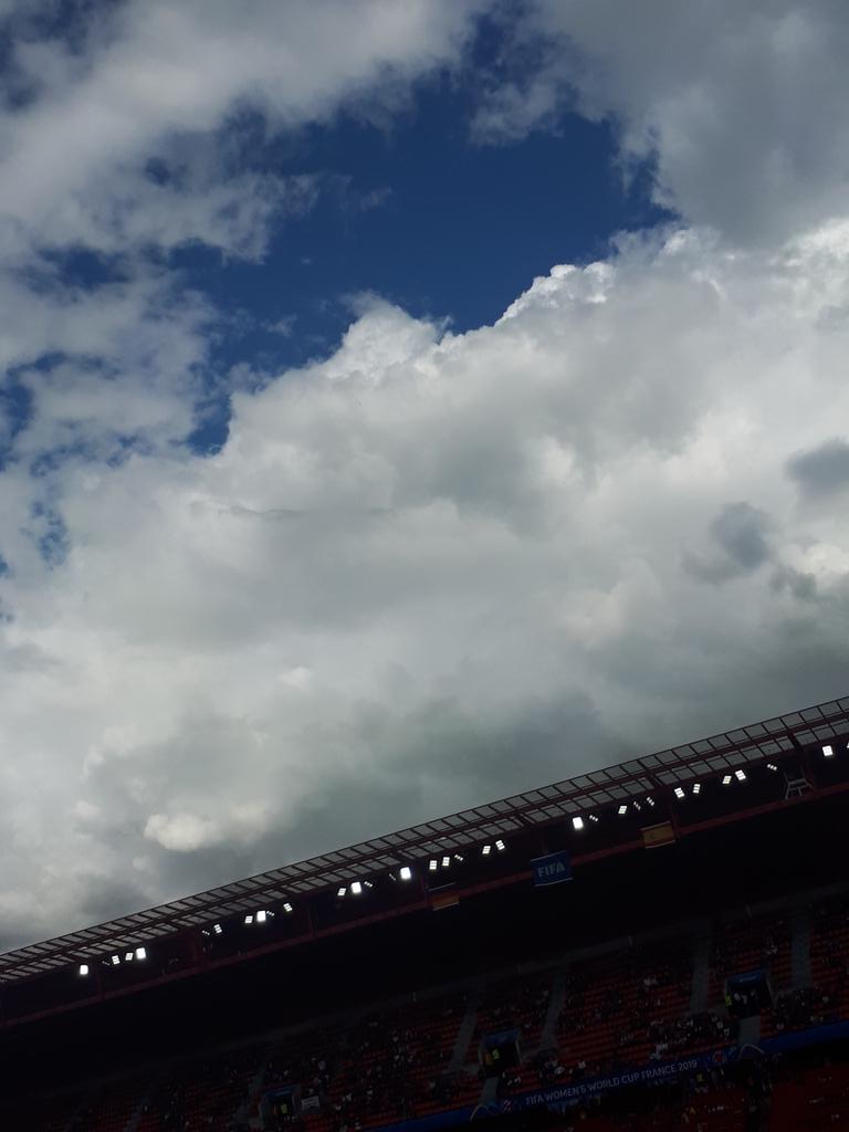 LBreye's tweet image. Pour l'instant ça se maintient au-dessus du #stadeduhainaut #AllemagneEspagne #ALLESP #FIFAWWC #Valenciennes