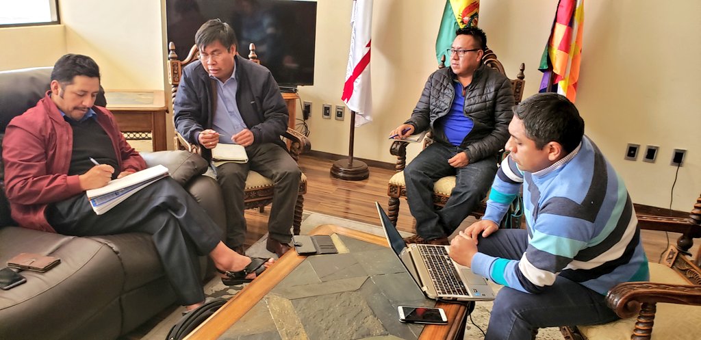 EstebanUrquizuC's tweet image. Hoy sostuvimos una reunión con el rector y estudiantes de la #UNIBOL Universidad Indígena Boliviana de #Ivo y llegamos a varios acuerdos de cooperación interinstitucional para fortalecer la educación de nuestros hermanos del pueblo Guaraní en Macharetí.