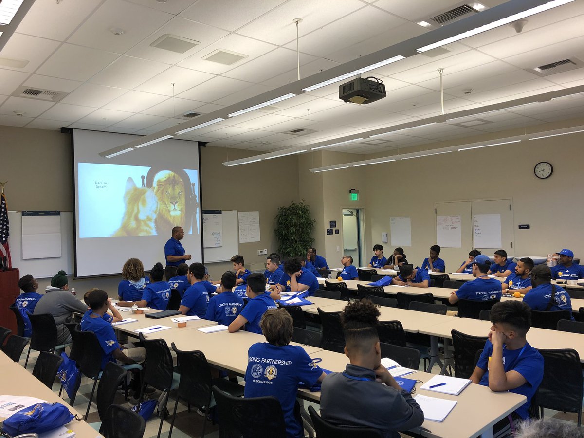 KegleyEthics's tweet photo. Dr. Markel Quarles starting off day 2 at the Conference for Budding Leaders, speaking on leadership and career exploration. #buddingleaders @CSUBakersfield @KHSD_Official https://t.co/eosEIq7rJn
