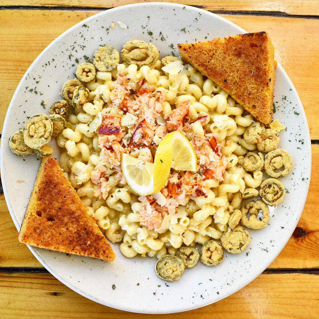 grittys's tweet photo. This could be in your belly! 🦞 Lobster Mac n Cheese with fried jalapeños and a side of cornbread at Gritty's Freeport. YES PLEASE! 😍 #Grittys #Foodies https://t.co/F0cCgQteLb