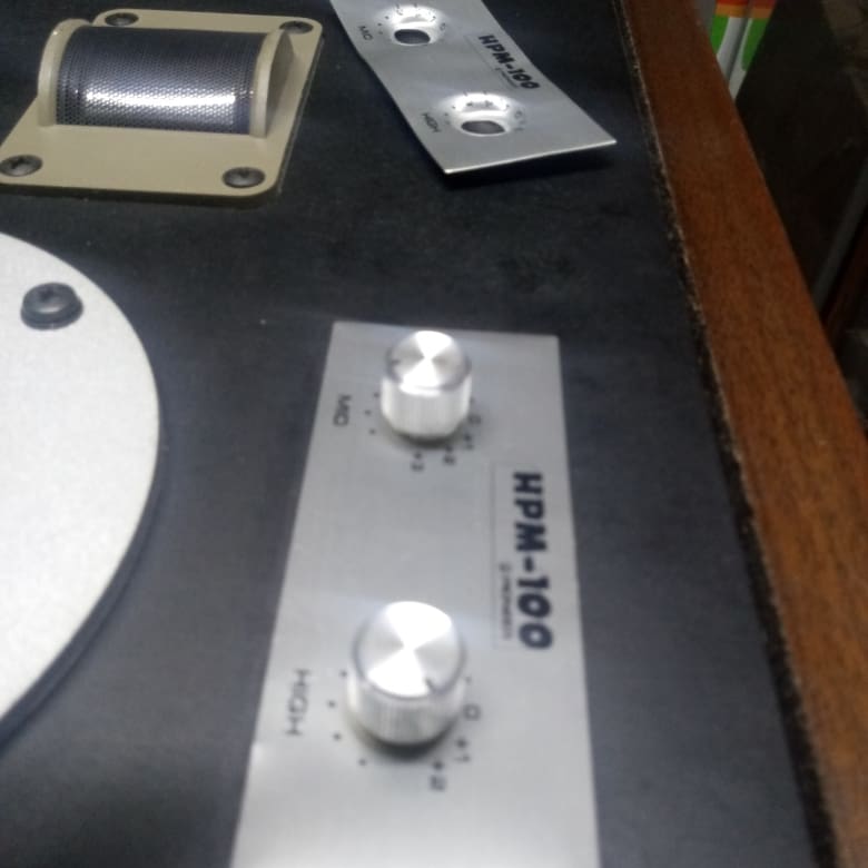 Asistiendo un pequeño gran detalle en estas joyitas.
Stgo. Chile