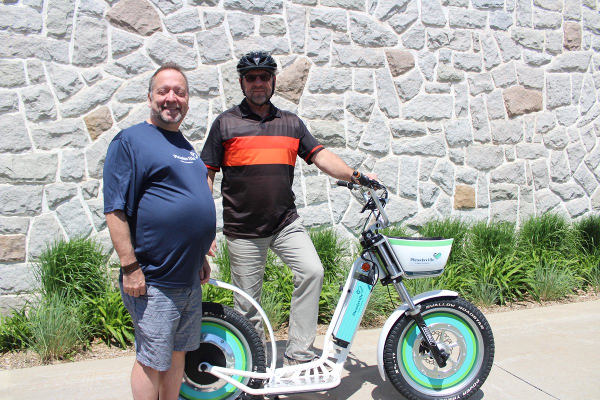 La Ville de Plessisville innove une fois de plus avec l’acquisition d’une trottinette GEEBEE 100 % électrique et se joint, par le fait même, au projet-pilote du ministère des Transports permettant aux trottinettes électriques d'emprunter le réseau routier. plessisville.quebec/actualites/acq…